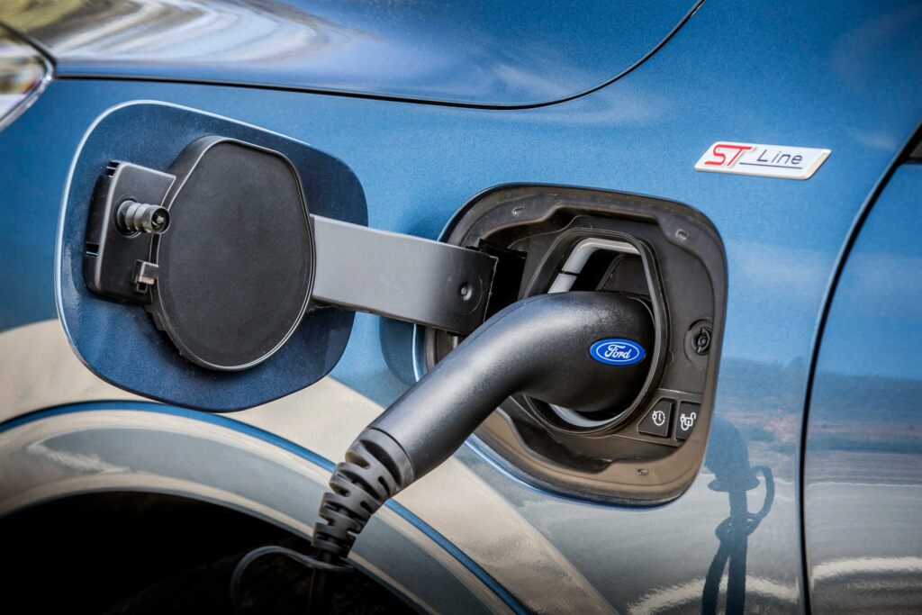 nuova-kuga-charging-plugin-hybrid