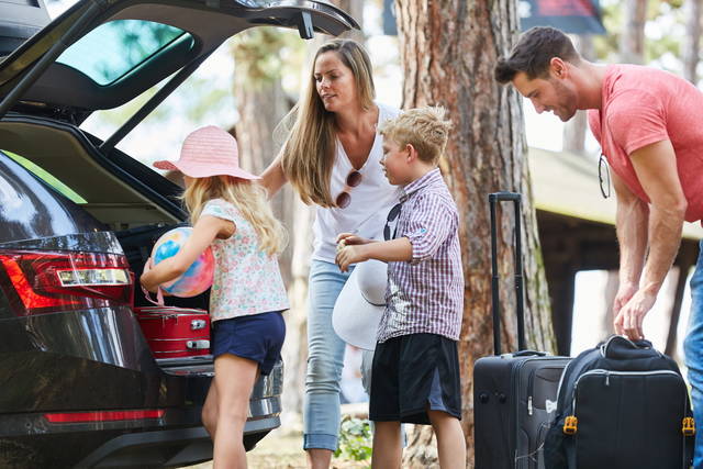 family-packing-car