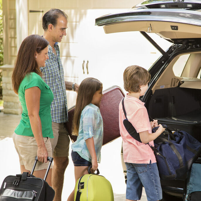 family-packing-car