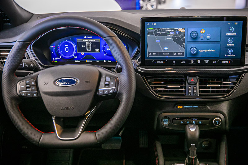 Ford Focus restyling: interni, motori ibridi, tecnologia, prezzi