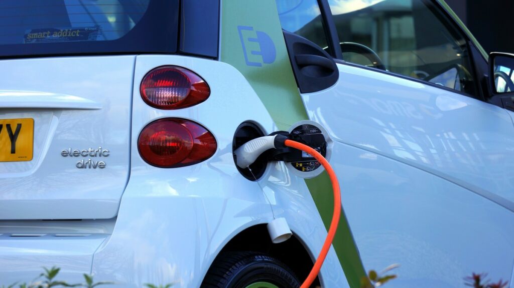 electric_car_car_electric_vehicle_power_electricity_transportation_automobile-604185 strade ricaricabili