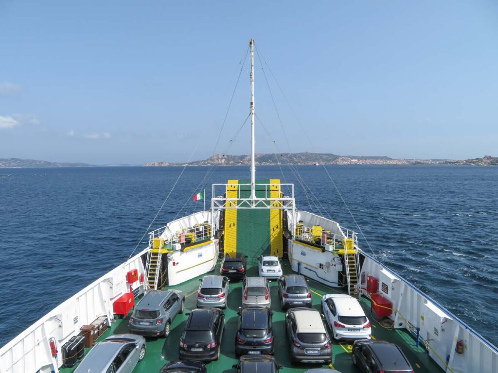 imbarco-auto-sul-traghetto traghetto auto