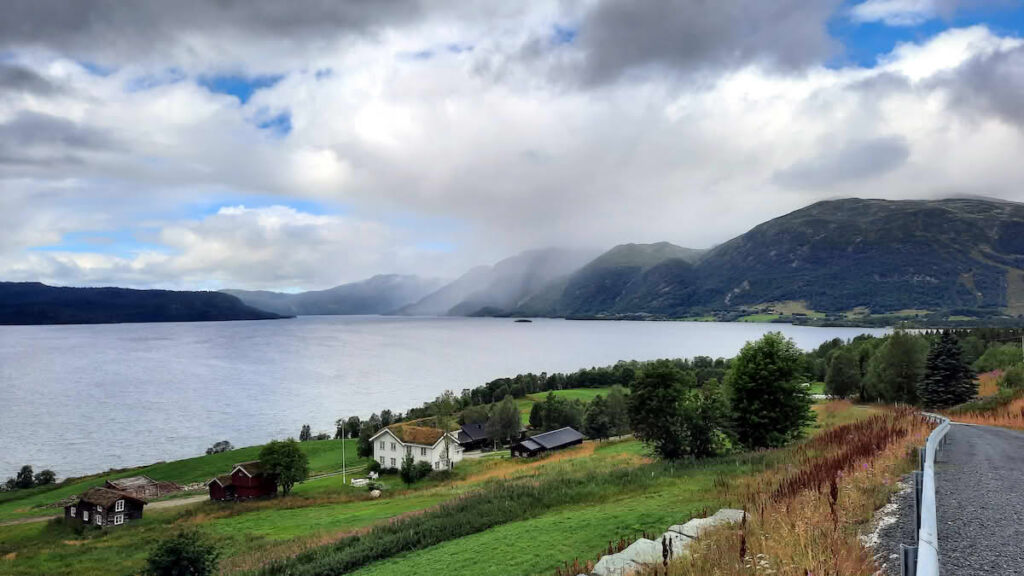 standard_compressed_Totak__east_part__looking_west_from_Fylkesveg_362_near_Krossen strade ricaricabili